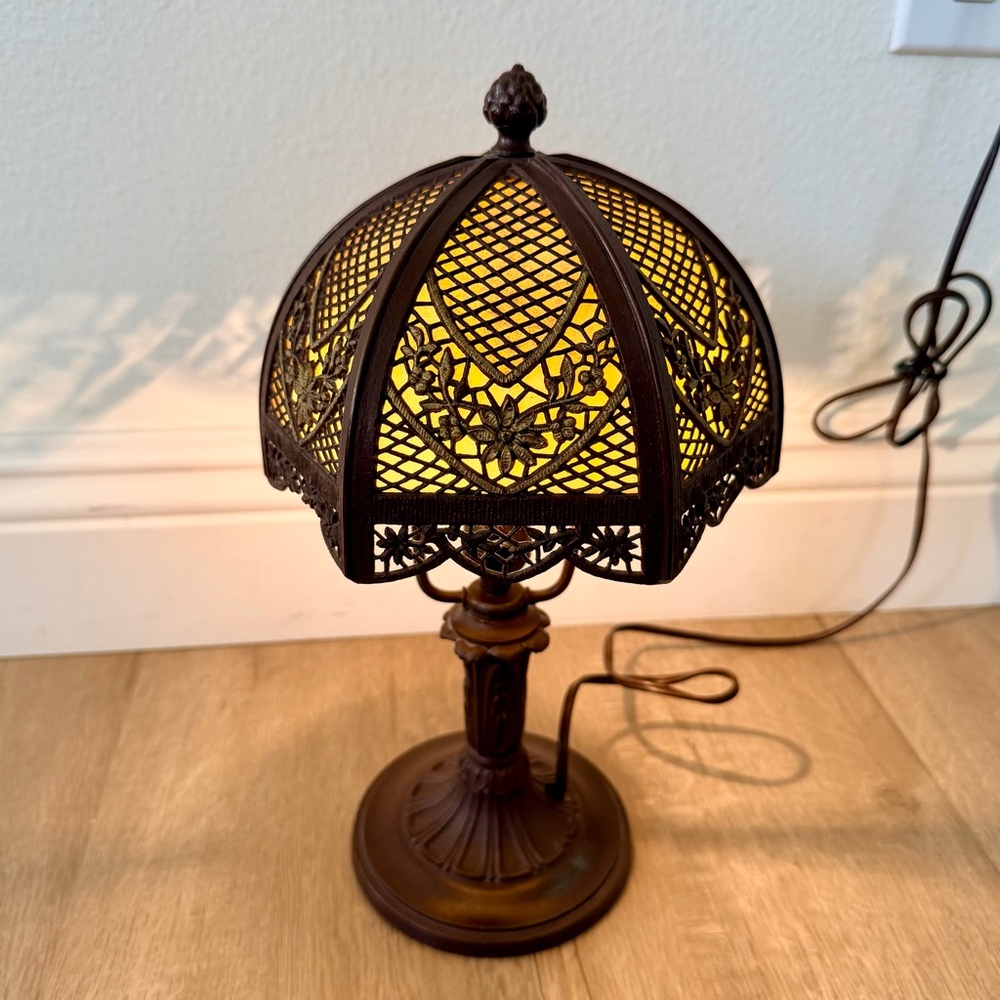 Antique 1900s Bradley & Hubbard Filigree Metal &‎ 6 Slag Glass Panels Table Lamp